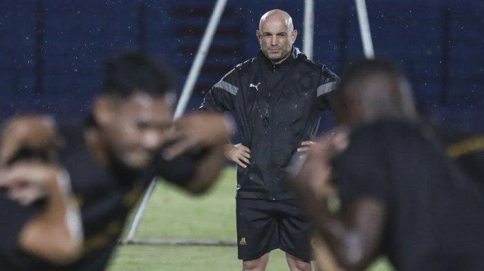 Bernardo Tavares berbicara di konferensi pers sebelum laga melawan Bali United