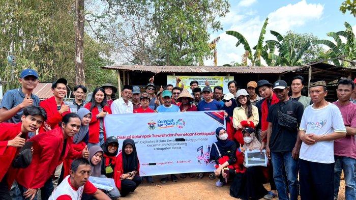 Dosen dan mahasiswa Unhas berfoto bersama disela kegiatan program Pengabdian kepada Masyarakat dengan konsep Bina Desa yang berlangsung di Desa Sunggumanai, Kecamatan Pattalassang, Gowa, Minggu (22/10/2023). Kegiatan ini bertujuan untuk memanfaatkan teknologi digital dalam memahami dan meningkatkan kondisi pertanian di desa tersebut.