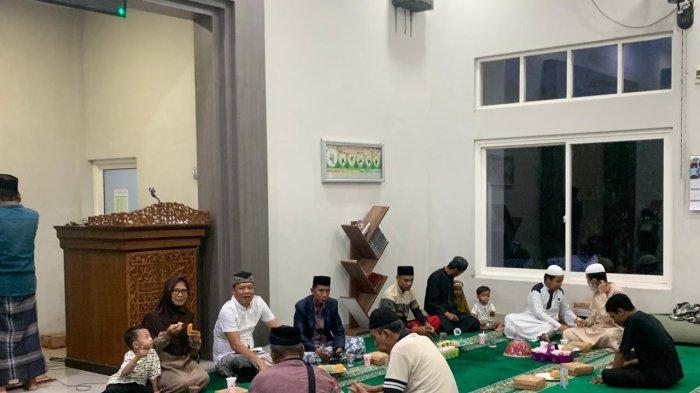 BERKAH RAMADAN - Suasana Buka Puasa Bersama Majelis Taklim (MT) Masjid Syekh Abdul Latif Riballa Bhayangkara, Kanjilo, Kecamatan Barombong, Kabupaten Gowa, Sulawesi Selatan, Minggu (16/3/2025). 