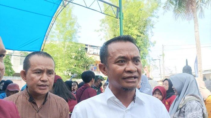 Bupati Bone terpilih, Andi Asman Sulaiman, memilih menggunakan uang pribadi untuk mengukur baju dinas pelantikannya dan menyumbangkan anggaran untuk warga tidak mampu.