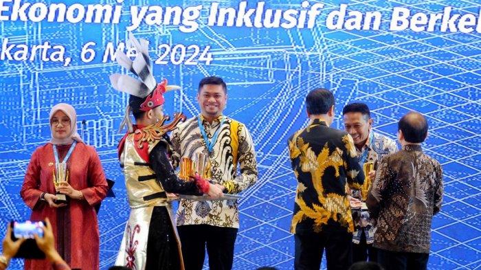 Bupati Gowa Adnan Purichta Ichsan menerima penghargaan PPD tahun 2024 sebagai Kabupaten terbaik 3 nasional. Penghargaan diserahkan oleh Presiden RI, Joko Widodo pada Musrenbangnas  berlangsung di Balai Sidang Jakarta Convention Center (JCC), Jakarta, Senin (6/5/2024).