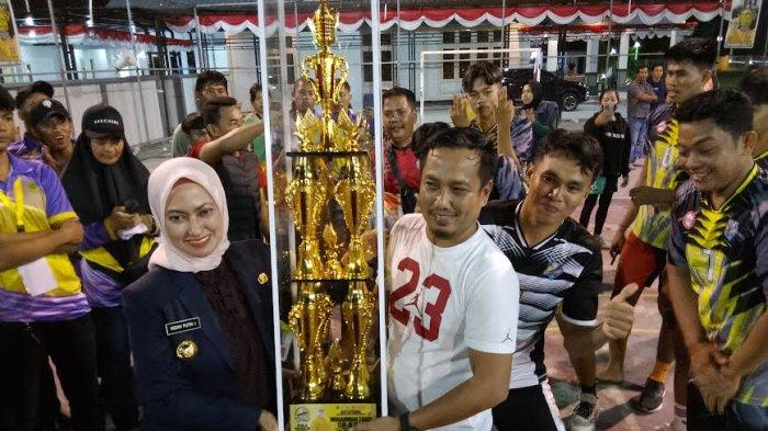 Bupati Luwu Utara, Indah Putri Indriani menyerahkan piala kepada juara pertama kategori putra Barengko Salutubu, Kamis (17/8/2023) dini hari.