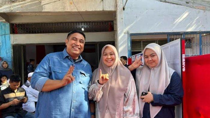 Bupati Maros, Chaidir Syam menyalurkan hak pilihnya di TPS 007, Kelurahan Pettuade, Kecamatan Turikale, Kabupaten Maros, Sulawesi Selatan, Rabu (27/11/2024).