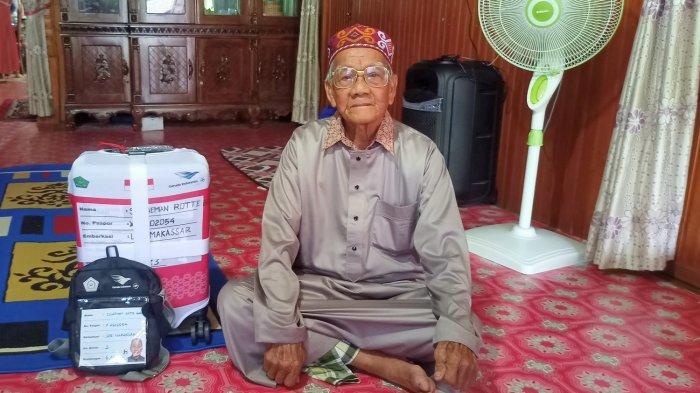 CALON HAJI - Calon jemaah haji tertua asal Pinrang Sulaeman Rotte Bagulu saat ditemui di kediamannya di Bacukiki, Kelurahan Kassa, Kecamatan Batulappa, Pinrang, Rabu (30/4/2025). Sulaeman Rotte merupakan calon jemaah haji tertua asal Sulsel yang saat ini usianya menginjak 102 tahun.