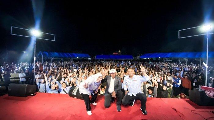 Calon Bupati Bulukumba Andi Muchtar Ali Yusuf foto bersama pasangan calon bupati dan wakil bupati Sinjai, Hj Ratnawati Arif-Andi Mahyanto Mazda, Senin (21/10/2024). Andi Utta menghadiri kampanye pasangan tersebut di lapangan Andi Tallagu Mannanti, Kecamatan Tellu Limpoe.