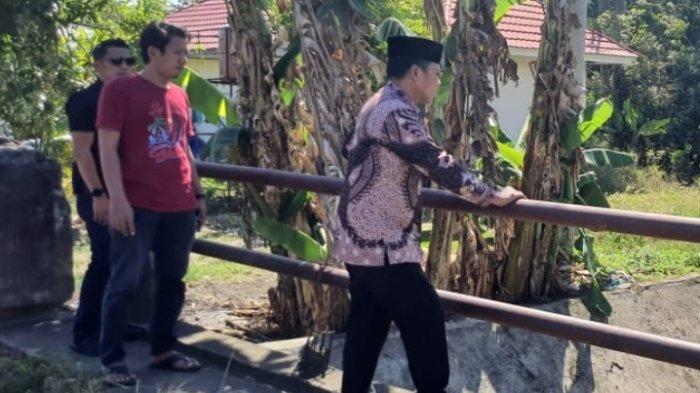 Calon Bupati Wajo, Andi Rosman, saat meninjau pompanisasi di Desa Lampulung, Kecamatan Pammana, Kabupaten Wajo, Jumat (11/10/2024).