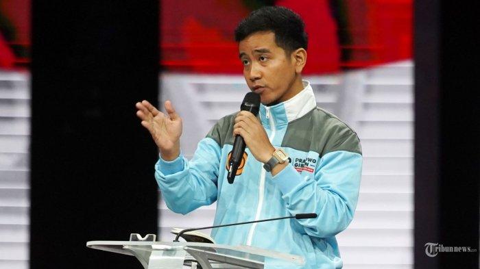 Cawapres nomor urut dua Gibran Rakabuming Raka memberi paparan saat mengikuti debat ketiga Pilpres 2024 di JCC Senayan, Jakarta, Minggu (21/1/2024). Debat keempat ini bertemakan energi, sumber daya alam, sumber daya manusia, ajak karbon, lingkungan hidup dan agraria serta masyarakat adat. Gibran Rakabuming Raka didesak untuk mundur dari jabatannya sebagai Wali Kota Solo lantaran sering mengambil cuti. Kerjanya dinilai tak lagi efektif.