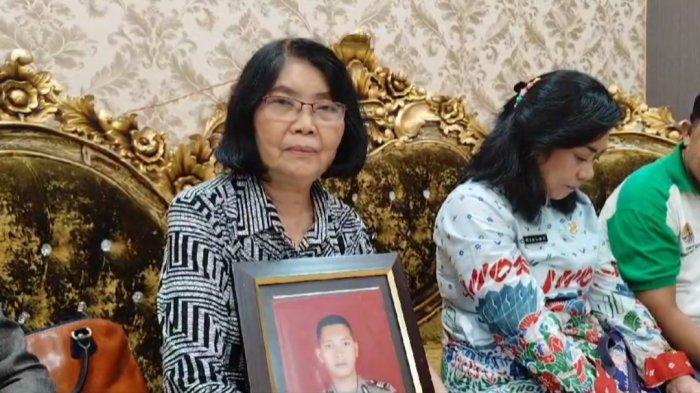 Christina Yun Abu Bakar bercerita sebelum putranya AKP Ryanto Ulil Anshar meninggal dunia di rumah duka Kompleks Antang Jaya, Kecamatan Manggala, Kota Makassar, Jumat (22/11/2024). Sebelum tragedi penembakan, AKP Ryanto sempat berbicara dengan ibunya tentang keinginannya mundur dari kepolisian. Kini, kasusnya masih dalam penyelidikan.