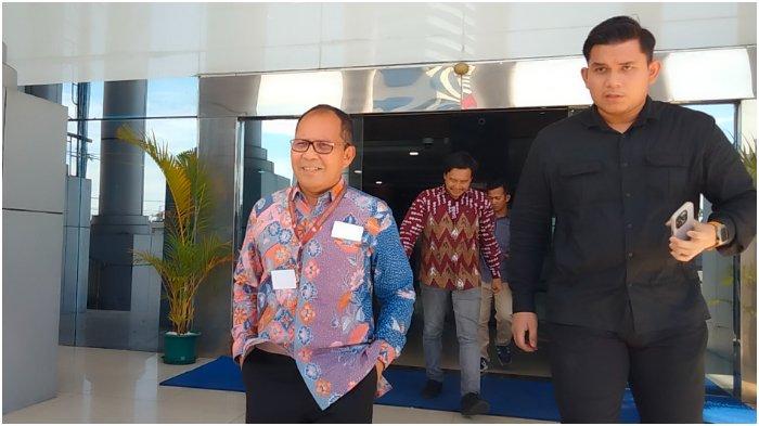 DANNY POMANTO - Mantan Wali Kota Makassar Moh Ramdhan Pomanto berjalan keluar dari dalam kantor Kejati Sulsel usai memberikan klarifikasi ihwal dana cadangan PDAM Makassar, Rp24 Milliar, Selasa (10/6/2025). (Dok. Tribun-Timur.com/Muslimin Emba)