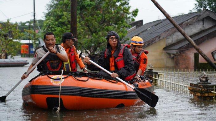 DARURAT BANJIR - Kepala Pelaksana BPBD Kota Makassar Achmad Hendra Hakamuddin turun langsung melakukan evakuasi terhadap masyarakat terdampak banjir di Kecamatan Manggala, Rabu (12/2/2025). Saat ini Makassar masuk dalam status tanggap darurat bencana banjir dengan jumlah warga yang mengungsi mencapai 4301 jiwa. 