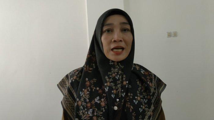 DEMO GURU - Perwakilan Aliansi Guru Enrekang, Yenni Herman diwawancarai usai audiensi dengan Wakil Bupati Enrekang, Andi Tenri Liwang di Kantor Bupati Enrekang Jl.Jendral Sudirman, Poros Enrekang -Toraja, Kelurahan Leoran, Kecamatan Enrekang, Kabupaten Enrekang, Sulsel. Senin (24/3/2025). Ia menyampaikan kekecewaannya terhadap Permadi Hasan lantaran mangkir saat Demo Sertifikasi Guru.