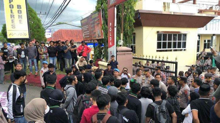 DEMO HMI - Potret mahasiswa geruduk Mapolres Bone, jalan Yos Sudarso (7/3/2025). Mereka menuntut pihak kepolisian untuk transparansi dalam menangani kasus yang ada di Bone. 