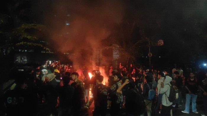 DEMO INPRES - Aksi mahasiswa di depan Kantor DPRD Sulsel, Jl Urip Sumoharjo, Kota Makassar, Jumat (21/2/2025) sore. Mahasiswa unjuk rasa terkait Indonesia Gelap.