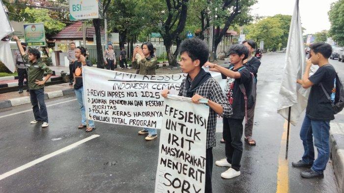 DEMO MAHASISWA - Jenderal Lapangan Dwi saat pimpin unjuk rasa PMI Kessos tolak efesiensi anggaran di depan kampus Universitas Islam Negeri Alauddin Makassar (UINAM) Jl Sultan Alauddin, Makassar, Kamis (20/2/2025) siang. Demo 'Indonesia Gelap' di Makassar para mahasiswa menuntut pemerintah mencanangkan pendidikan gratis dibandingkan makan gratis.