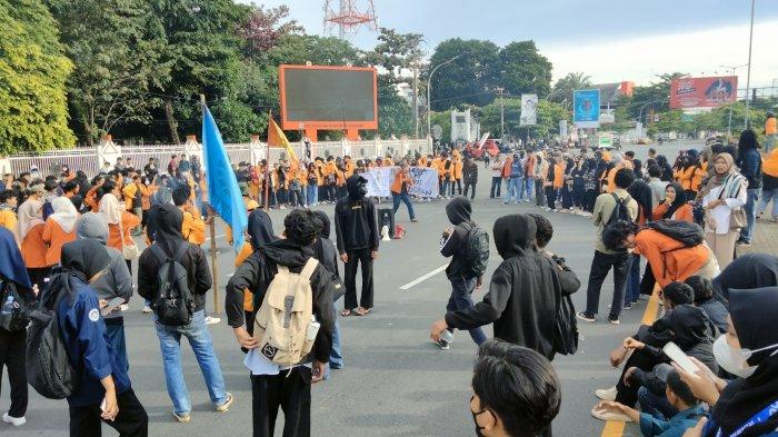 DEMO UNM - Ratusan mahasiswa UNM Blokade Jl AP Pettarani depan kampus mereka, berunjuk rasa 'Indonesia Gelap' sambil menghadang truk kontainer, Jumat (21/2/2024) sore. Mahasiswa UNM menahan truk kontainer yang digunakan memblokade jalan.
 