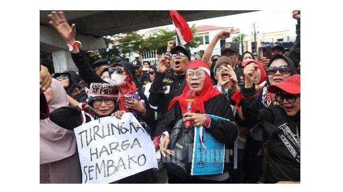 Demonstran yang tergabung dalam Forum Rakyat Sulsel Menggugat (Forsum) saat mendatangi kantor KPU Sulsel, Jl AP Pettarani, Makassar, Jumat (1/3/2024). Aksi ini diinisiasi sebagai bentuk protes terhadap dugaan kecurangan yang dilakukan dalam proses Pemilihan Umum (Pemilu) 2024.