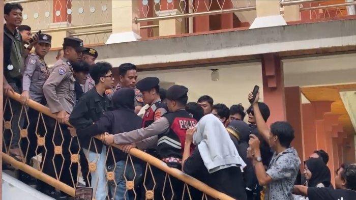 DEMONTRASI- Potret Aliansi Mahasiswa dan Rakyat Bone saat melakukan aksi di depan Kantor DPRD Bone sempat terjadi aksi saling dorong dengan pihak kepolisian (20/2/2025). Aliansi pertanyakan keberadaan Ketua DPRD Bone yang hadir di acara pelantikan Bupati dan Wakil Bupati