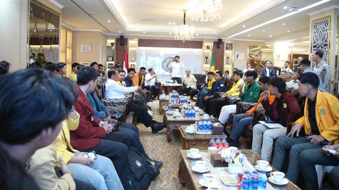 DIALOG MAHASISWA - Puluhan mahasiswa dari Badan Eksekutif Mahasiswa (BEM) Fakultas Pertanian dari berbagai universitas di Indonesia berkumpul untuk berdialog dengan Menteri Pertanian, Andi Amran Sulaiman.  Ruang diskusi berlangsung di Kantor Kementerian Pertanian, Jakarta, terasa berbeda pada Senin (25/2) siang.