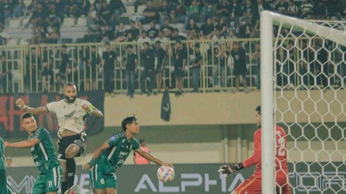 DUEL PEMAIN - Bek  PSM Makassar Yuran Fernandes saat lawan PSS Sleman di Stadion Maguwoharjo, Sleman, Daerah Istimewa Yogyakarta, Sabtu (3/5/2025) malam. PSM 1-3 PSS.