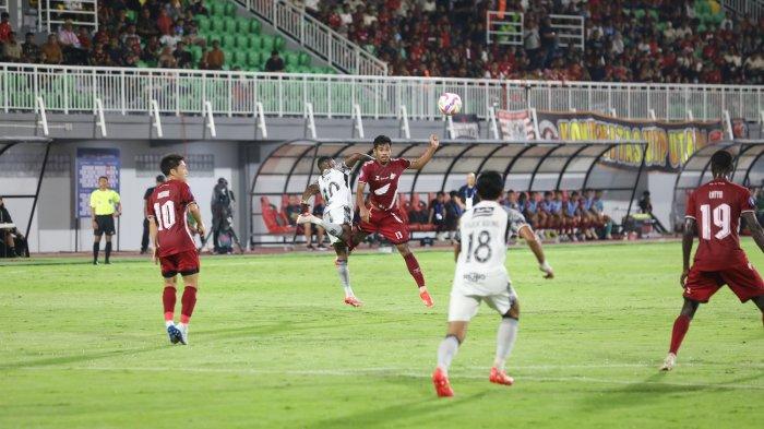DUEL PEMAIN - Pemain belakang PSM Makassar Syahrul Lasinari berduel dengan pemain Bali United pada laga pekan 30 Liga 1 2024/2025 di Stadion BJ Habibie Parepare, Jumat (25/4/2025) malam. Laga PSM Makassar vs Bali United 0-1 di babak pertama.