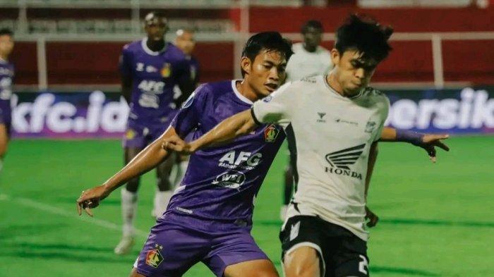 DUEL PEMAIN - Winger SM Makassar, Rizky Eka duel dengan pemain Persik Kediri di Stadion Gelora Soepriadi, Blitar, Jawa Timur, Selasa (11/3/2025) malam. PSM 1-2 Persik di menit 61 babak kedua.
