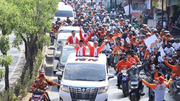 Danny Pomanto-Azhar Arsyad diantar puluhan ribu relawan saat mendaftar ke KPU Sulsel, Jl AP Pettarani, Makassar, Kamis (29/8/2024).