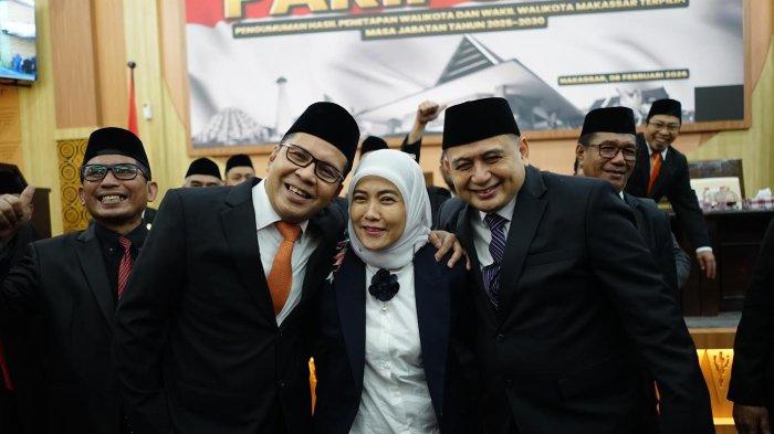 PEMKOT MAKASSAR - Momen Danny Pomanto berjabat tangan erat bersama Munafri Arifuddin pada momen rapat paripurna pengumuman hasil penetapan wali kota dan wakil wali kota Makassar terpilih di Gedung DPRD Makassar, Jalan AP Pettarani, Sabtu (8/2/2025). Danny Pomanto dan Munafri Arifuddin-Aliyah Mustika Ilham bertemu besok di Balaikota Pemkot Makassar.