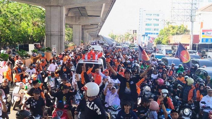 Danny Pomanto diantar puluhan ribu massa ke KPU Sulsel, Jl Ap Pettarani, Kamis  (29/8/2024). 