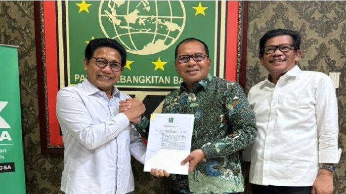 Danny Pomanto didampingi Ketua DPW PKB Sulsel Azhar Arysad menerima SK dari DPP PKB di Jakarta, Kamis (1/8/2024).