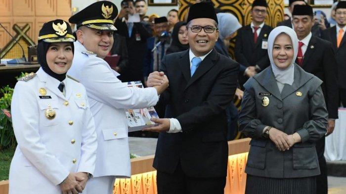 SERAH TERIMA JABATAN - Momen serah terima jabatan dari Wali Kota Makassar periode 2021-2025 Danny Pomanto ke Wali Kota Makassar Munafri Arifuddin-Aliyah Mustika Ilham di Kantor DPRD Makassar Jl Ap Pettarani, Senin (3/3/2025). Appi tetap memprioritaskan pembangunan stadion di Makassar. 