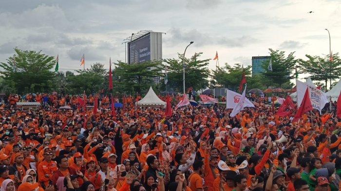 Suasana kampanye akbar Cagub Sulsel Danny Pomanto dan Azhar Arsyad di Kawasan MNEK CPI, Jl Metro Tanjung Bunga, Jumat (22/11/2024). Tiga anggota DPR RI, Ridwan Wittiri, Deng Ical, dan Iman Sukri, siap kawal Danny Pomanto-Azhar Arsyad untuk Sulsel lebih baik.