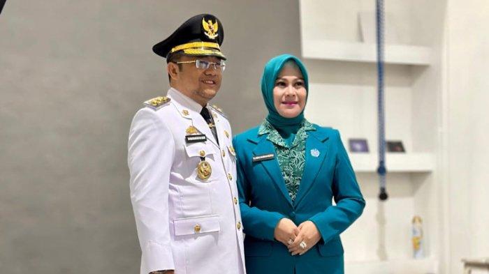 UKUR BAJU. Politisi Gerindra Darmawangsyah Muin mulai mencoba baju Wakil Bupati Gowa jelang pelantikan kepala daerah dan wakil kepala daerah. Darmawangsyah Muin terpilih mendampingi Sitti Husniah Talenrang.