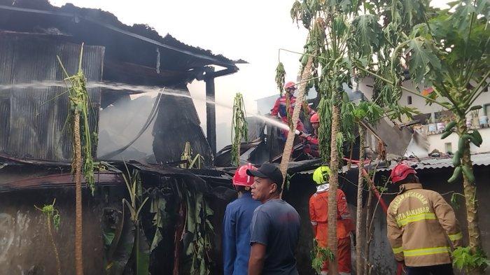 KEBAKARAN MAKASSAR - Kebakaran di pemukiman padat penduduk di Jl Andi Tonro 6, Kecamatan Tamalate, Kota Makassar, Jumat (16/5/2025) sore. Data terbaru sebanyak tujuh rumah termasuk kontrakan ludes terbakar.
