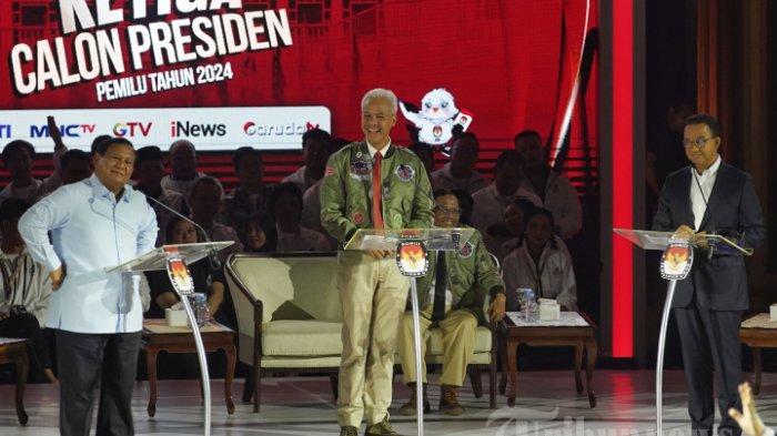 Calon presiden nomor urut 1 Anies Baswedan bersama calon presiden nomor urut 2 Prabowo Subianto dan calon presiden nomor urut 3 Ganjar Pranowo saat debat calon presiden Pemilu 2024 di Istora Senayan, Jakarta, Minggu (7/1/2024). Debat ketiga Pemilu 2024 diikuti tiga capres dengan tema Pertahanan, Keamanan, Hubungan internasional, dan Geopolitik.