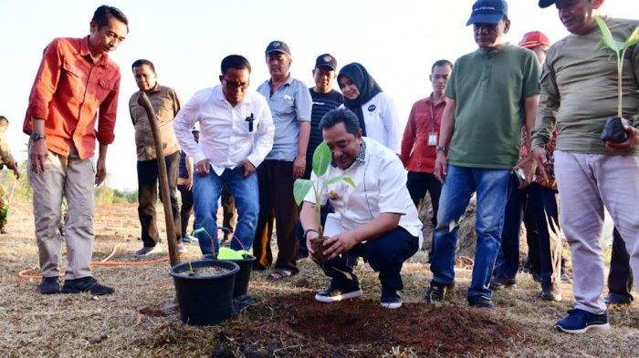 Pj Gubernur Sulsel Bahtiar menanam bibit pohon pisang di Kecamatan Mare, Kab Bone didampingi Hasan Sulaiman