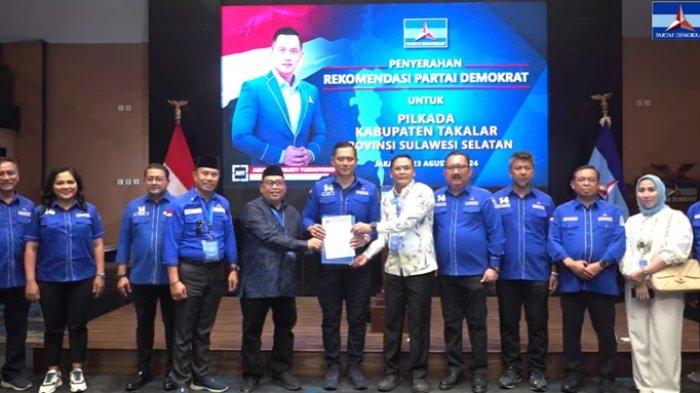 Ketua Umum DPP Partai Demokrat, Agus Harimurti Yudhoyono menyerahkan rekomendasi kepada Firdaus Dg Manye-Hengky Yasin di Kantor DPP Partai Demokrat, Pegangsaan, Menteng, Jakarta Pusat, Jumat (23/8/2024).