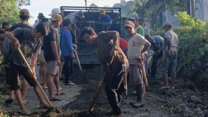 GOTONG ROYONG - Warga Desa Benteng Paremba Kecamatan Lembang Kabupaten Pinrang gotong royong membenahi jalan yang rusak, Minggu (13/7/2025). Jalan yang diperbaiki karena rusak parah ini menghubungkan Desa Benteng Paremba, Desa Sali Sali, dengan Desa Suppirang di Kabupaten Pinrang Sulawesi Selatan dan sudah puluhan dikeluhkan warga.