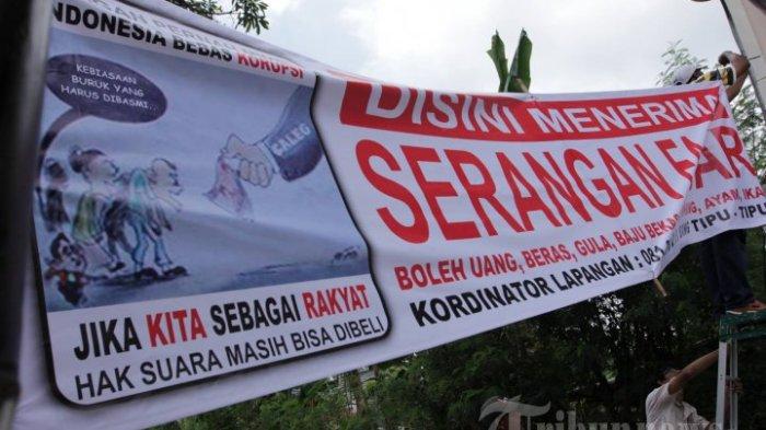 Foto ilustrasi (tidak ada kaitan dengan naskah berita). Sejumlah warga memasang spanduk yang bertuliskan 