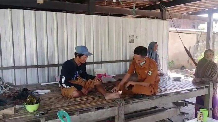 Dinas Kesehatan Sidrap saat mengunjung korban gigitan anjing gila di Kecamatan Pitu Riawa, Sidrap, Sulsel.
