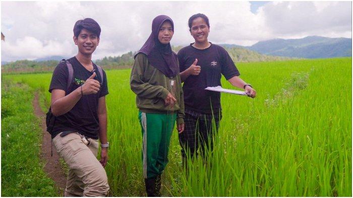 Direktur Tanio, Muh Ilmi Ikhsan Sabur (kiri) bersama petani.