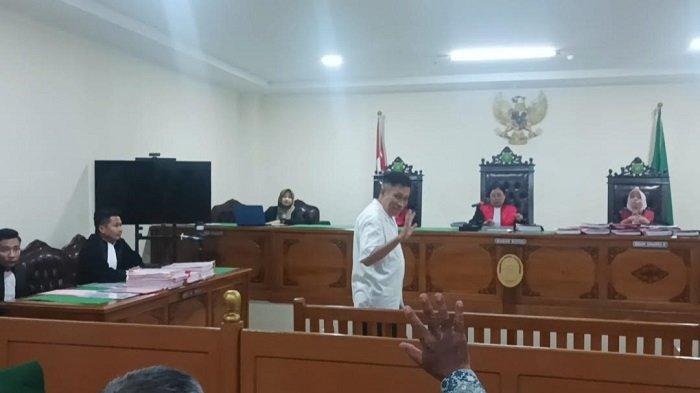 SIDANG UANG PALSU UIN - Terdakwa kasus uang palsu Annar Salahuddin Sampetoding melambaikan tangan kepada keluarga saat menjalani sidang perdana di Pengadilan Negeri (PN) Sungguminasa, Jl Usman Salengke, Kecamatan Somba Opu, Kabupaten Gowa, Sulawesi Selatan (Sulsel), Rabu (21/5/2025). Hari ini sidang perdana Annar Salahuddin Sampetoding.