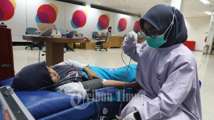 Petugas PMI mengambil darah pendonor saat kegiatan sosial donor darah Indosat Ooredo Hutchison yang berlangsung di kantor Indosat, Jl Slamet Riyadi, Makassar, Kamis (22/2/2024). Kegaitan corporate social responsibility (CSR) sudah banyak dilakukan oleh Indosat, termasuk program sosial donor darah. Indosat menargetkan 100 pendonor.
