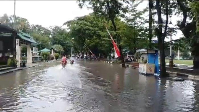 Cuaca Buruk - Dua kecamatan yakni Segeri dan Pangkajene dilaporkan terendam banjir akibat hujan deras yang melanda Kabupaten Pangkep, Selasa (11/2/2025). Kabid II Darlog BPBD Pangkep, Yanti Tualle mengatakan ketinggian air berkisar antara 30 cm hingga 1 meter
 
