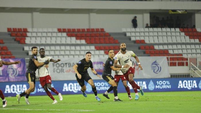PSM MAKASSAR – Dua pemain PSM Makassar, Yuran Fernandes dan Latyr Fall saat menyambut bola mati dari sepak pojok saat melawan PSIS Semarang pada pekan 23 Liga 1 2024/2025 di Stadion Jatidiri, Semarang, Jawa Tengah, Minggu (23/2/2025). Skema bola mati PSM Makassar tak terlihat di beberapa pertandingan terakhir.