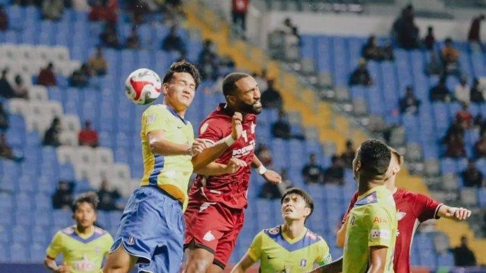 Duel bola udara bek PSM Makassar, Yuran Fernandes dengan pemain BG Pathum United di laga perdana Grup A ASEAN Club Championship (ACC) 2024/2025 di Stadion Batakan, Balikpapan, Kalimantan Timur, Rabu (21/8/2024).