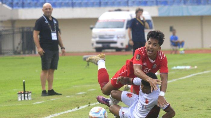 Duel penyerang sayap PSM Makassar, Abdul Rahman dengan bek Borneo FC, Dandi Sonriza pada laga pamungkas Grup A Piala Presiden 2024 di Stadion Si Jalak Harupat, Kabupaten Bandung, Jawa Barat, Kamis (25/7/2024). Langkah PSM Makassar terhenti di Piala Presiden setelah hanya bermain imbang 1-1 lawan Borneo FC.
