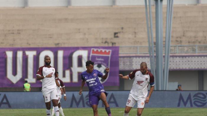 Duel perebutan bola Kapten PSM Makassar, Willem Jan Pluim dengan pemain Persita Tangerang di Stadion Indomilk Arena, Tangerang, Banten, Senin(7/8/2023). PSM Makassar berhasil memetik tiga poin setelah menang 1-0 atas Persita.