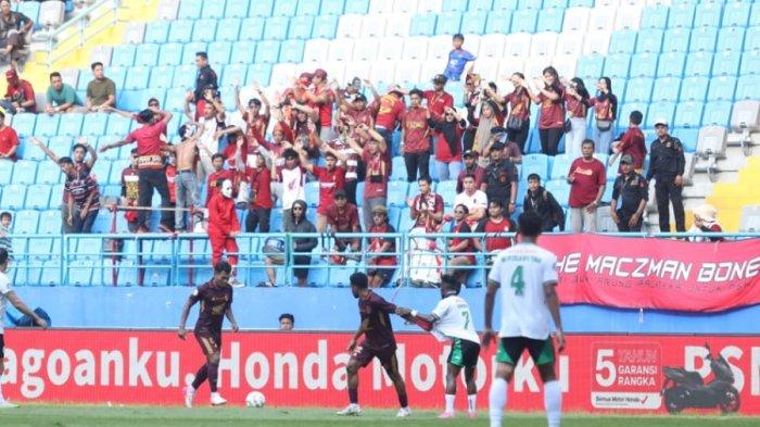 Dukungan suporter terus mengalir pada laga PSM vs PSS pekan 28 Liga 1 2023/2024 di Stadion Batakan, Balikpapan, Jumat (8/3/2024) sore.