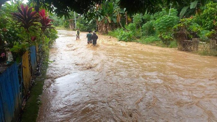 Dusun Cappie, Kelurahan Larompong, Kecamatan Larompong, Kabupaten Luwu, Sulawesi Selatan diterjang banjir, Minggu (7/7/2024).
