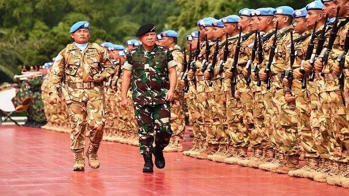 Kolonel Dwi Sasongko (kiri) Saat Jadi Pasukan Garuda.